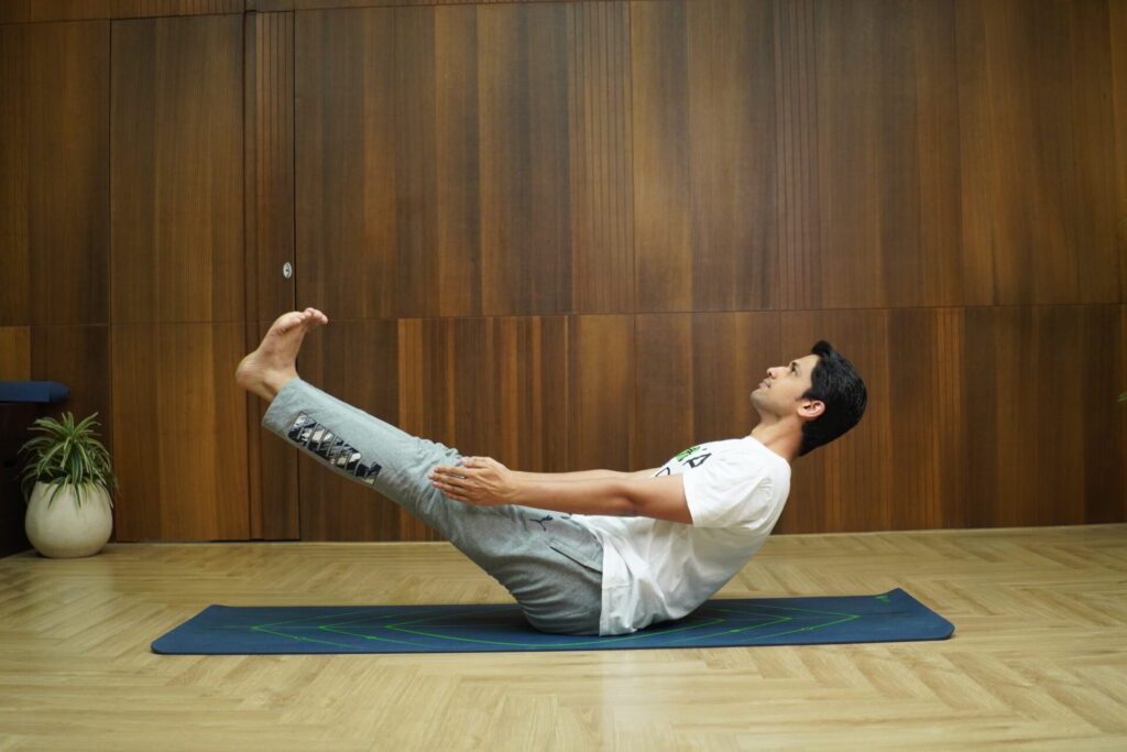 Women & Weight Loss: Daily Yoga for a Healthier Lifestyle 5 Navasana for women