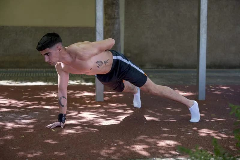 athletic-young-man-doing-push-ups-outdoors-2026-01-09-12-42-56-utc.jpg