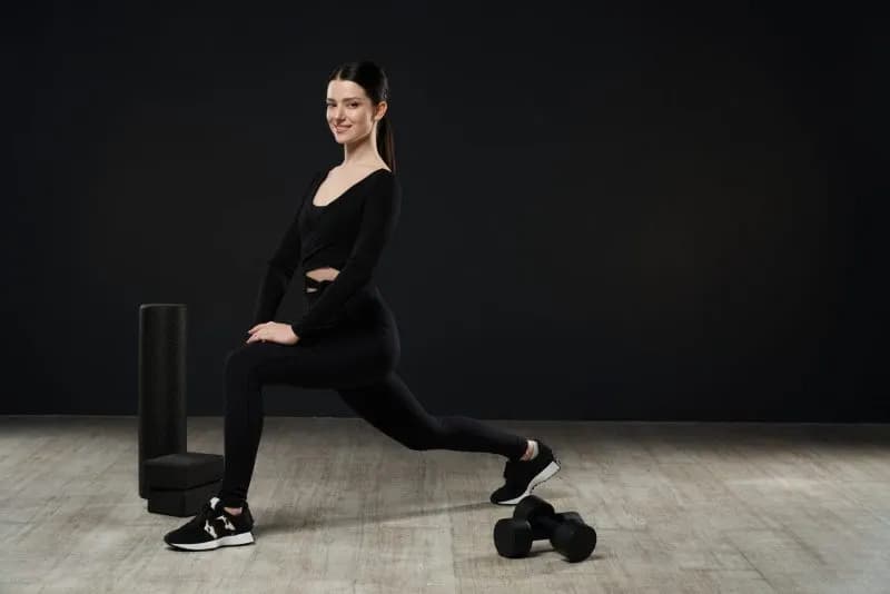 beautiful-sporty-woman-lunging-warming-up-in-mode-2026-01-07-01-36-14-utc.jpg