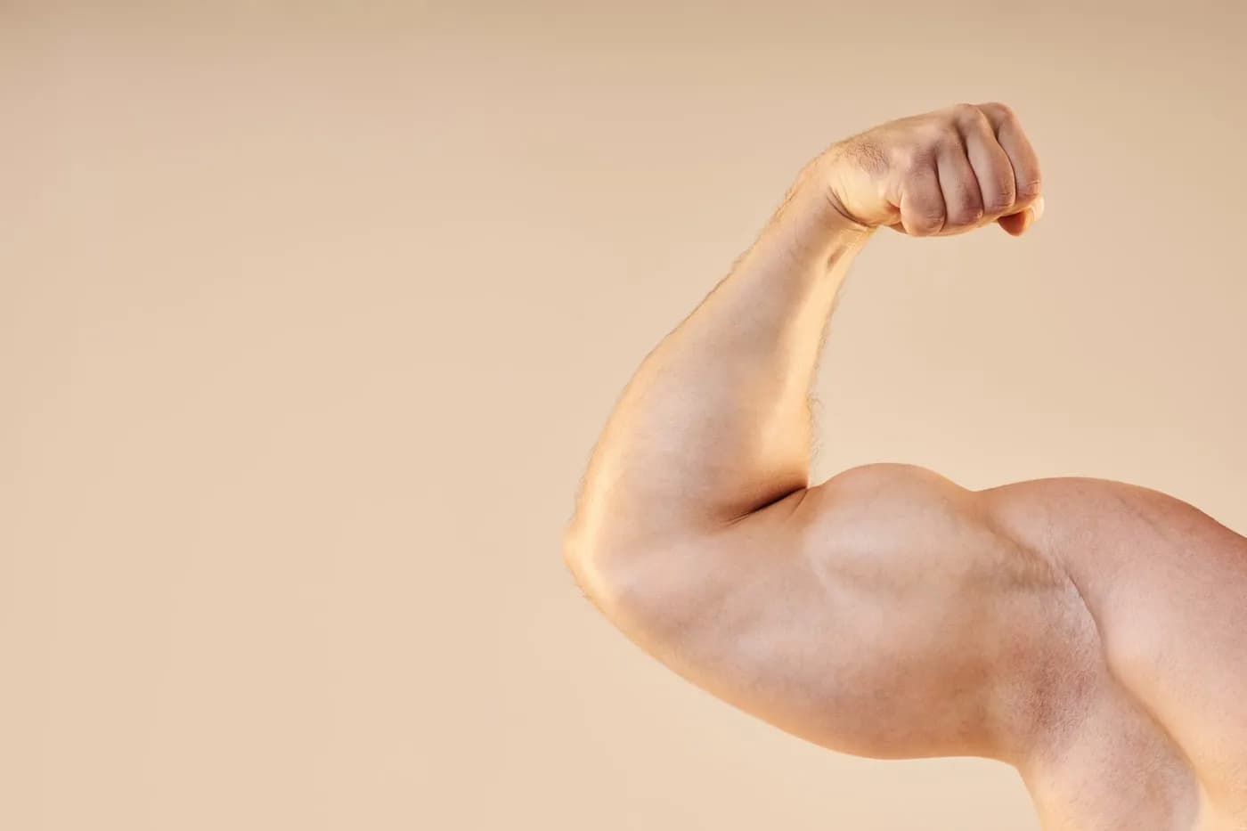 Biceps kaise badhaye – ghar par bicep workout karta hua vyakti