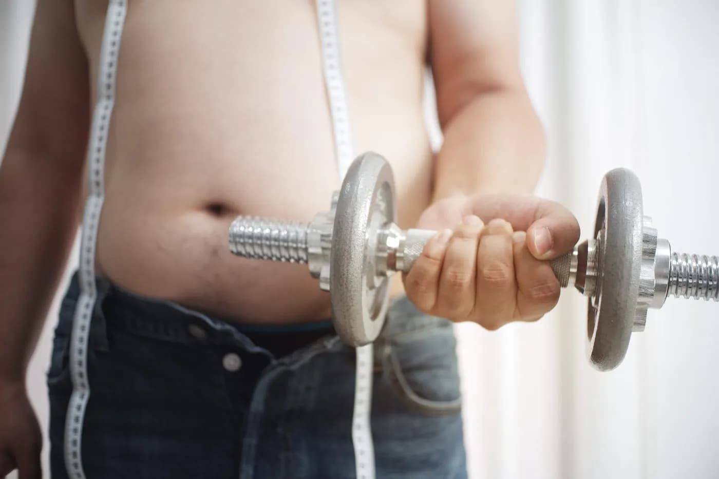 Body Fat Kaise Kam Kare — dumbbell aur tape measure ke saath fitness progress track karte hue