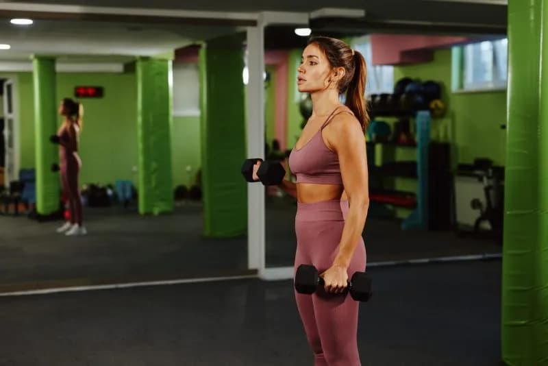 determined-sportswoman-lifting-weights-exercising-2026-01-09-11-59-52-utc.jpg