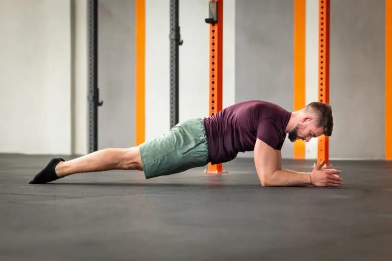 focused-man-performing-plank-exercise-at-the-gym-2026-03-19-10-22-13-utc.jpg
