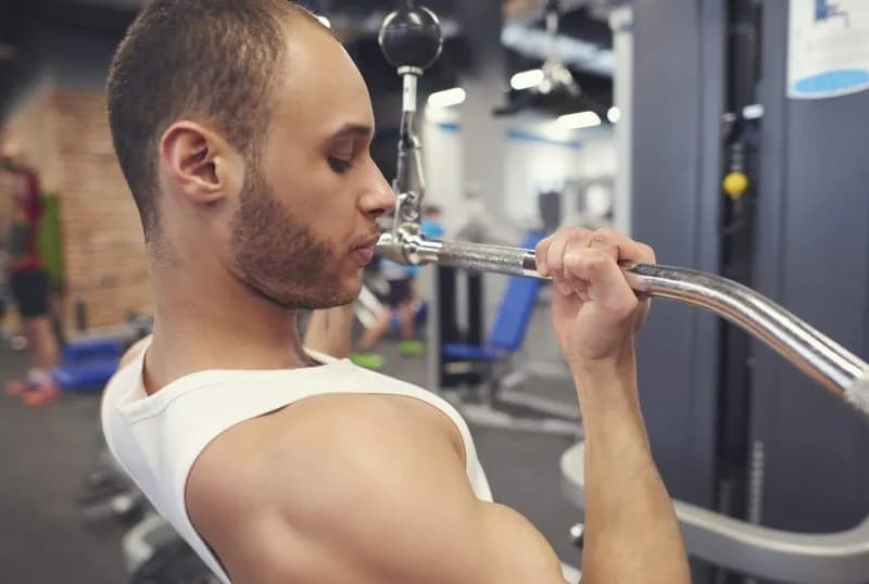 man-exercising-at-the-gym-doing-pull-downs-2026-01-07-06-31-35-utc.jpg