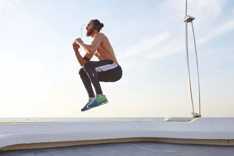 man-jumps-high-during-morning-workout-by-ocean-2026-01-05-01-12-29-utc.jpg
