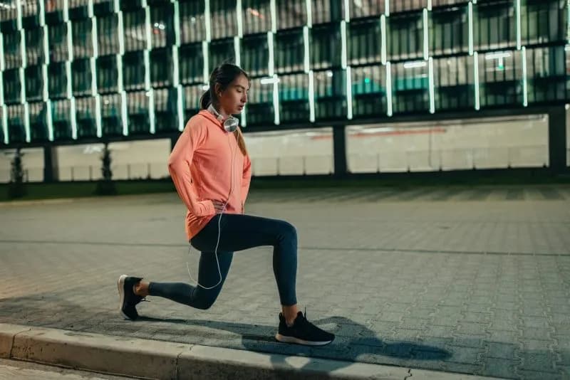 woman-doing-lunges-in-urban-setting-at-night-2026-03-10-01-05-16-utc.jpg