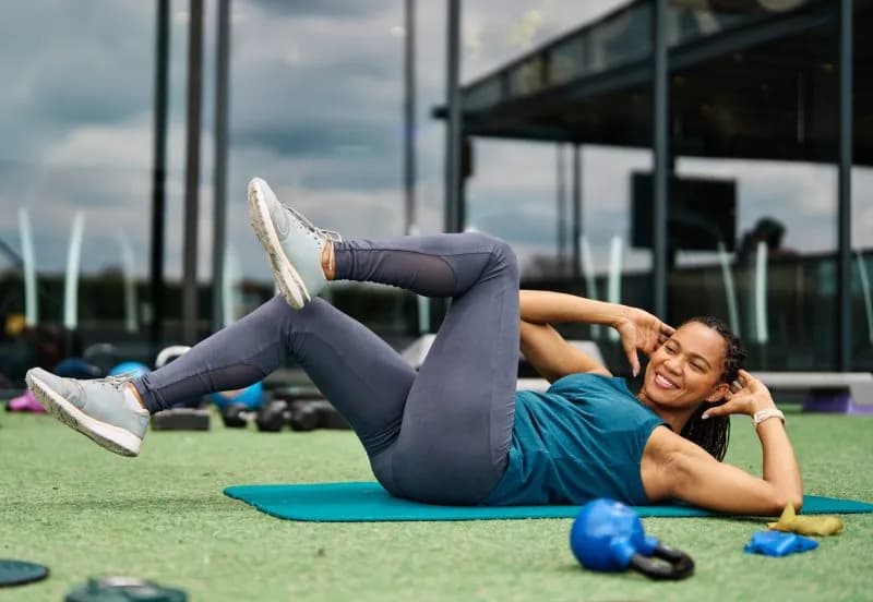 woman-doing-sit-ups-outside-2026-01-11-10-49-59-utc-1.jpg