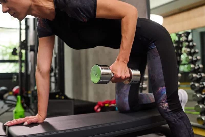 woman-lifting-dumbbells-in-gym-2026-01-08-00-24-16-utc.jpg