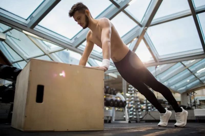 young-man-doing-push-ups-in-bright-gym-2026-01-08-23-55-01-utc.jpg