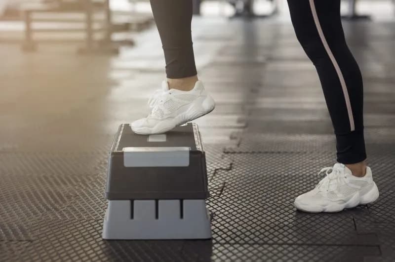 Step up is one of the best quad workout at home .